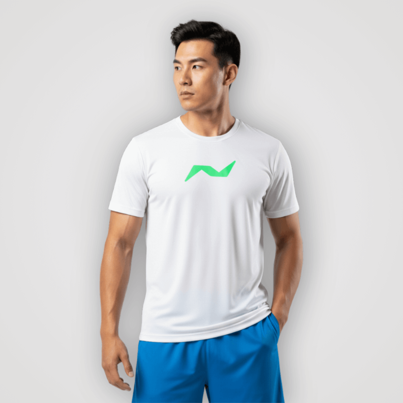 AeroLine T-Shirt in Cloud White – leichtes, atmungsaktives Sportshirt mit grünem neolevee Logo. Ideal für Training, Fitness und Alltag.