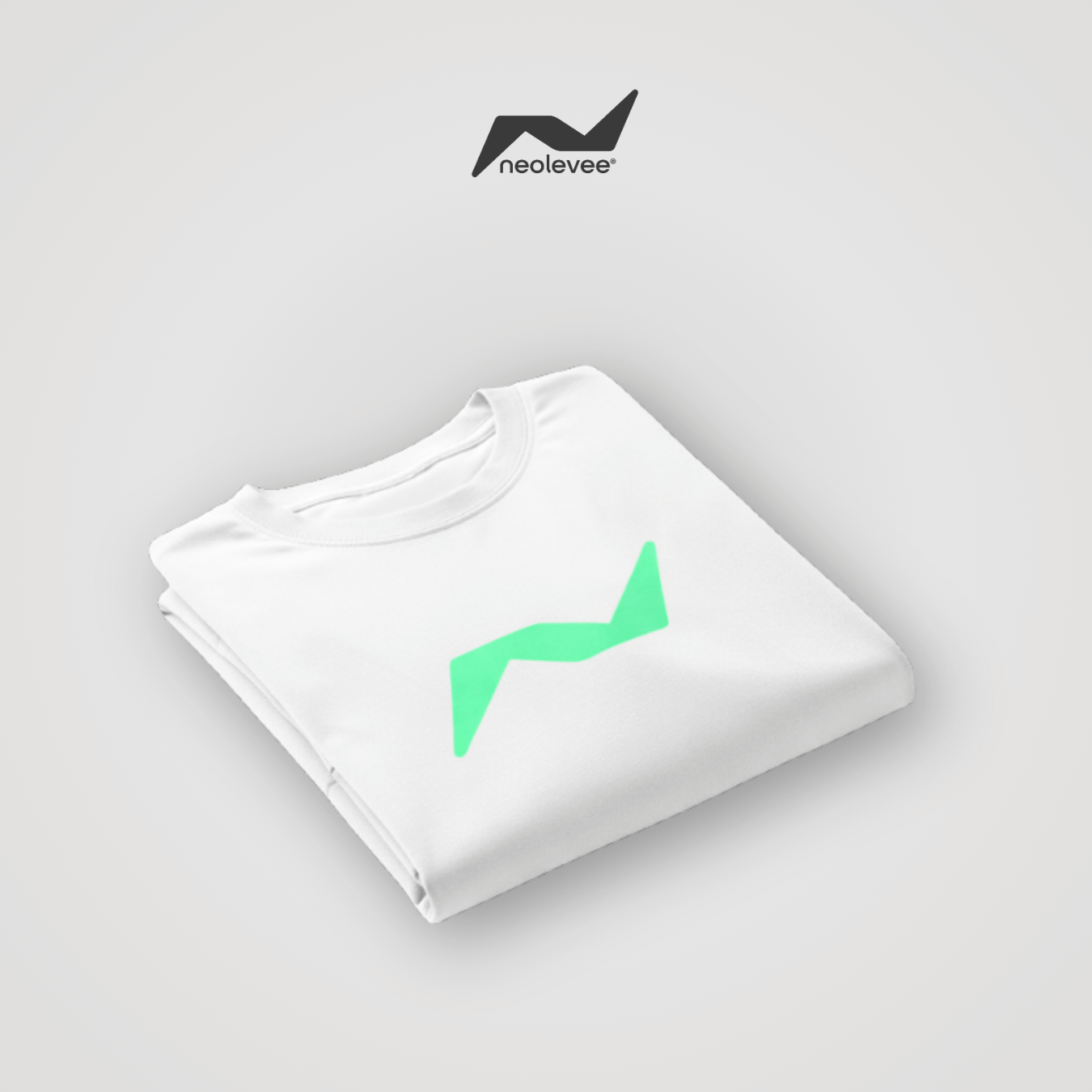 AeroLine T-Shirt in Weiß – leichtes, atmungsaktives Sportshirt mit grünem neolevee Logo. Minimalistisches Design für Training und Alltag.