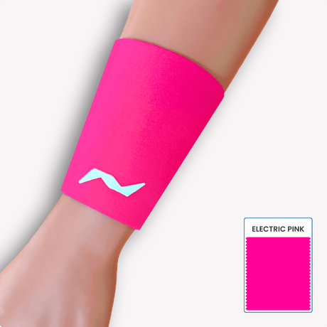 Schlichte Performance: Die PRO LINE Handgelenkbandage in Electric Pink bietet dir sportlichen Halt ohne Ablenkung – unauffällig und effektiv.