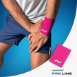 Spüre die Stabilität bei jedem Workout: Die PRO LINE Handgelenkbandage in Electric Pink unterstützt dein Handgelenk effektiv und sieht stark aus.