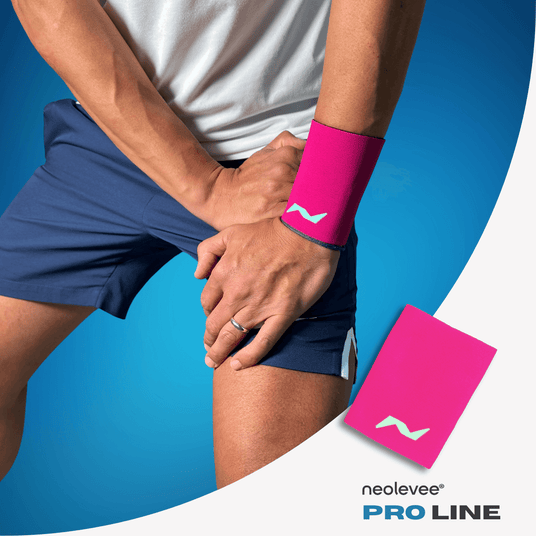 Spüre die Stabilität bei jedem Workout: Die PRO LINE Handgelenkbandage in Electric Pink unterstützt dein Handgelenk effektiv und sieht stark aus.