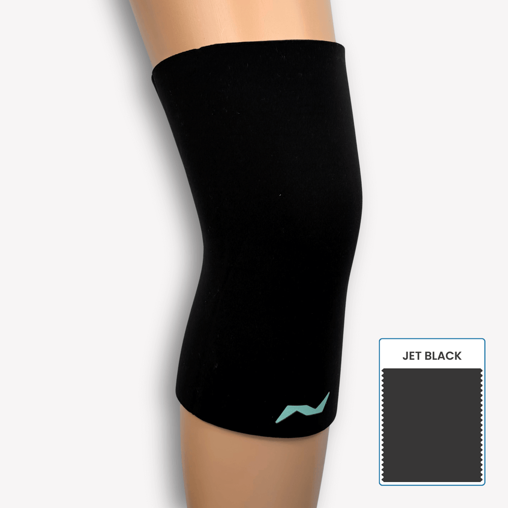 Unauffällig stark: Die PRO LINE Kniebandage in Jet Black stabilisiert dein Kniegelenk bei Bewegung und passt zu jedem Trainingsoutfit.