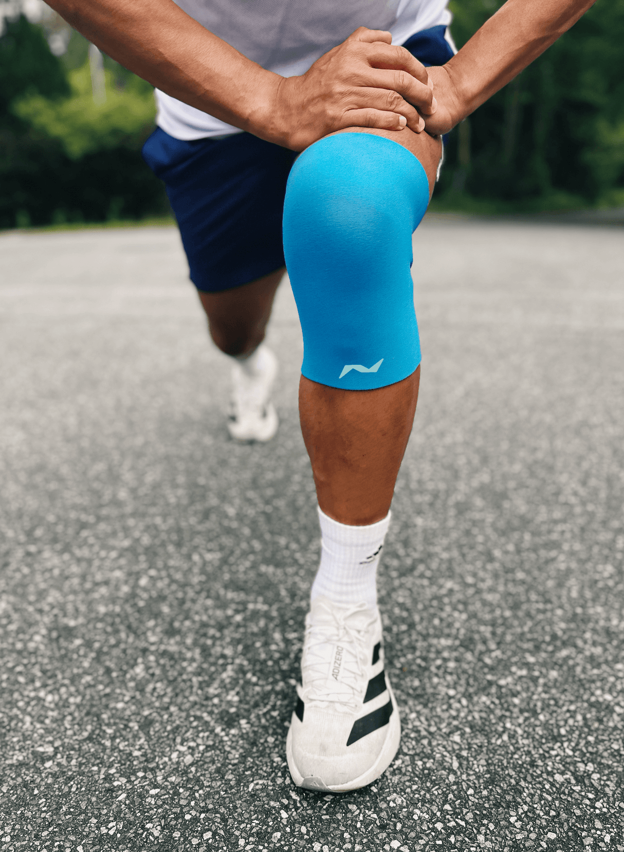 Beim Joggen oder Wandern: Die PRO LINE Bandage schützt dein Knie bei wiederkehrender Belastung und sitzt bequem – auch auf langen Strecken.