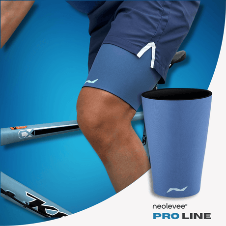 Spüre den Unterschied beim Radfahren oder Training: Die PRO LINE Oberschenkelbandage in Storm Blue stabilisiert deine Muskulatur bei voller Bewegungsfreiheit.