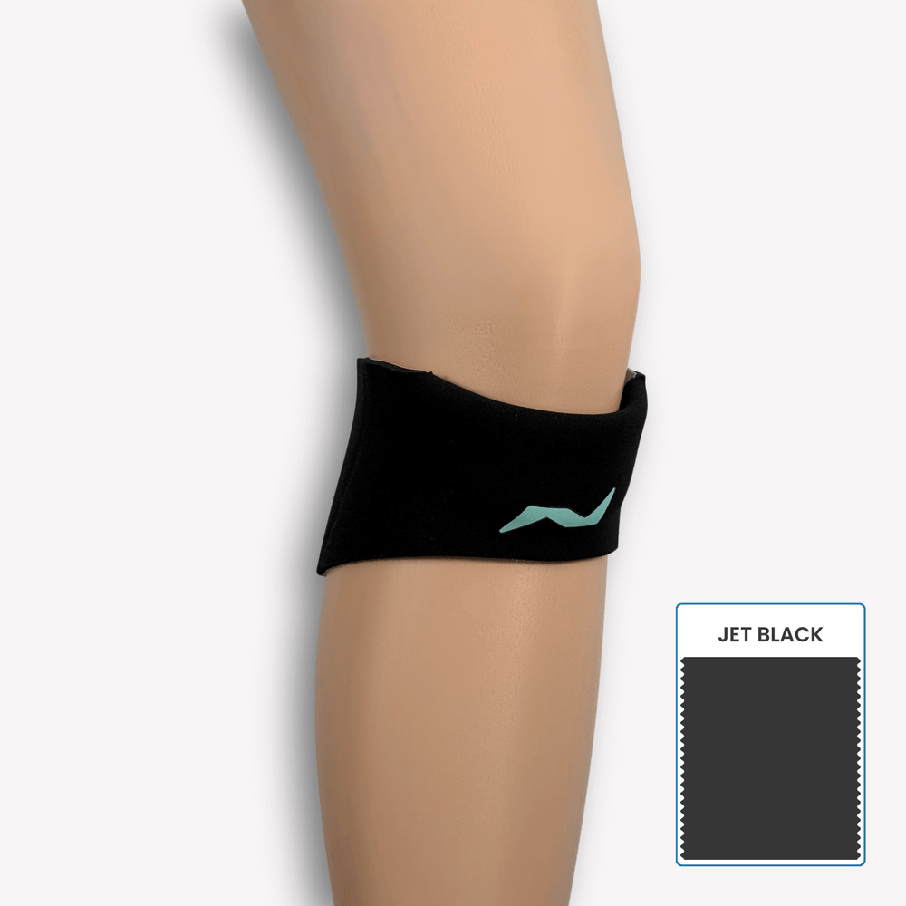 Minimalistisch & effektiv: Die PRO LINE Bandage in Jet Black stabilisiert dein Knie bei Bewegung – unauffällig und maximal funktional.