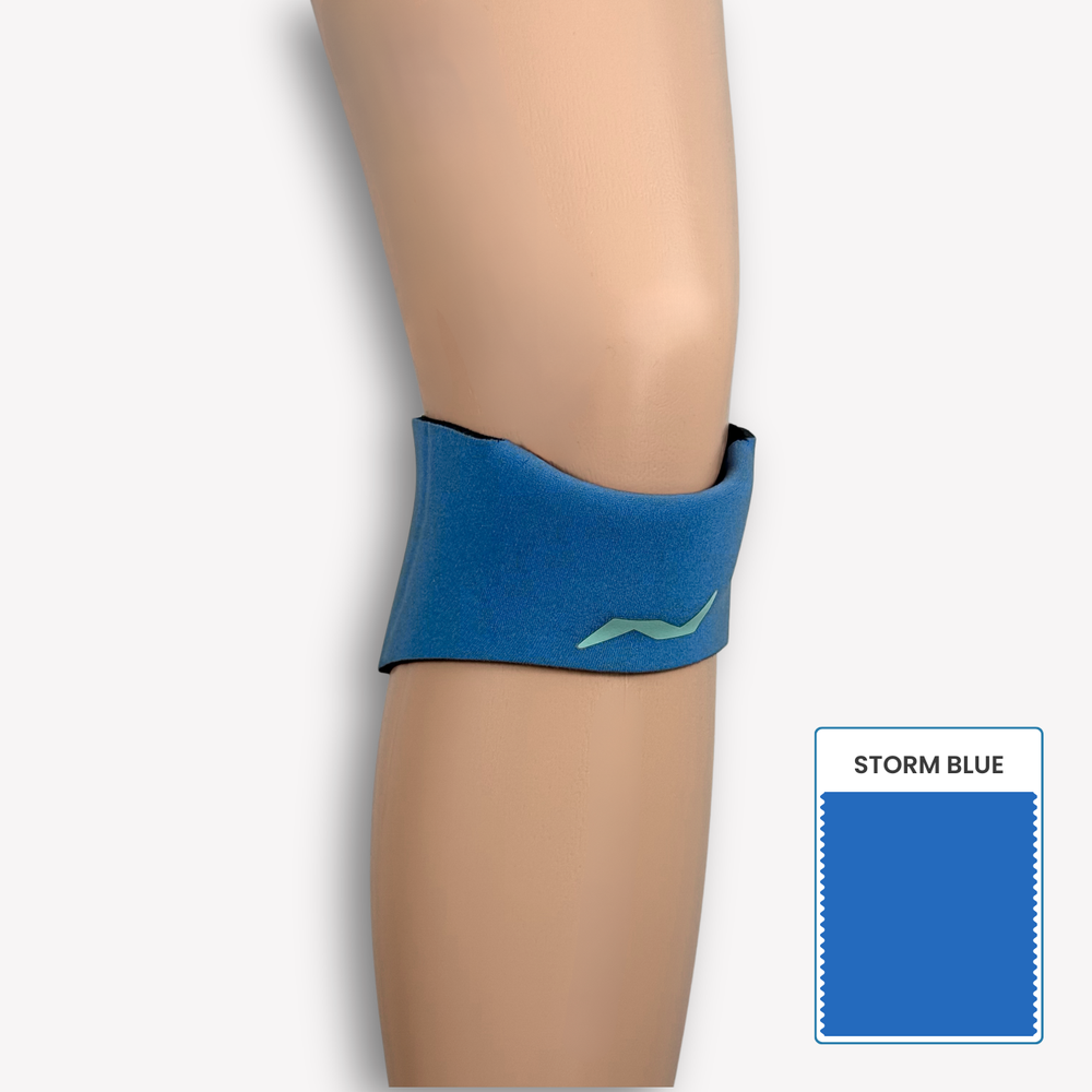 ProLine Patellabandage in Storm Blue – flexible Sportbandage mit neolevee Logo. Bietet Stabilität, Komfort und Schutz bei Bewegung und Training.