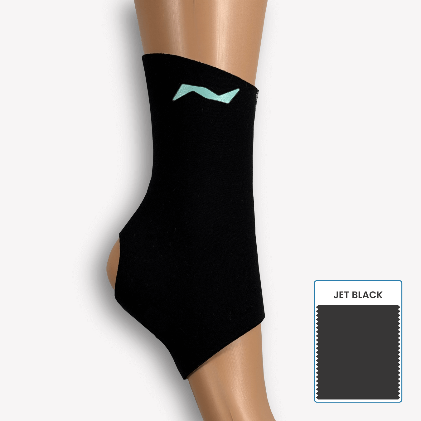 Die PRO LINE Sprunggelenkbandage in Jet Black stabilisiert dein Gelenk zuverlässig bei voller Bewegungsfreiheit – minimalistisch und funktional.