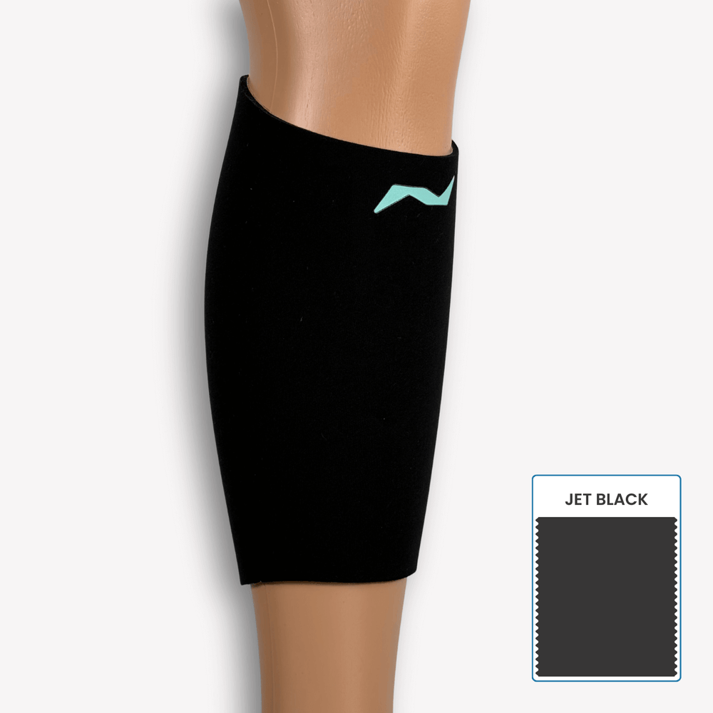 Unauffällig und effektiv: Die PRO LINE Wadenbandage in Jet Black unterstützt deine Wadenmuskulatur im Alltag und beim Training.