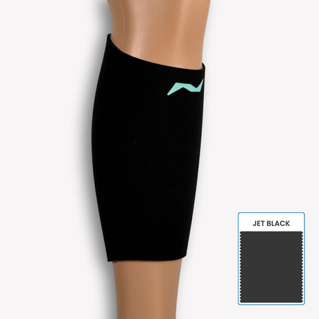 Unauffällig und effektiv: Die PRO LINE Wadenbandage in Jet Black unterstützt deine Wadenmuskulatur im Alltag und beim Training.