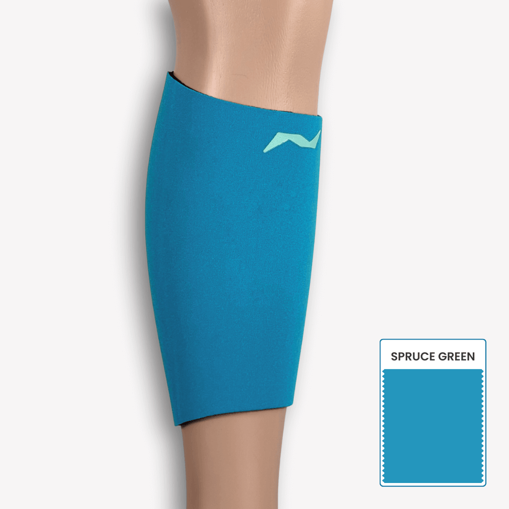 Die PRO LINE Wadenbandage in Spruce Green liegt eng an, aktiviert die Muskulatur und bleibt auch bei intensiver Bewegung stabil.