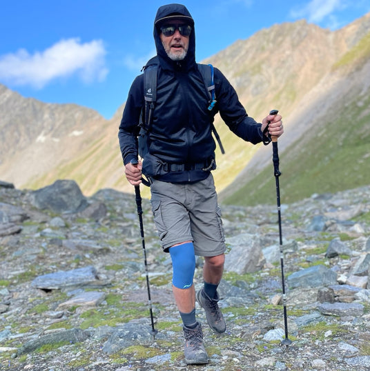 ProLine Kniebandage in Blau – Wanderer mit neolevee Bandage in den Bergen. Bietet Stabilität, Komfort und Schutz bei jeder Bewegung.